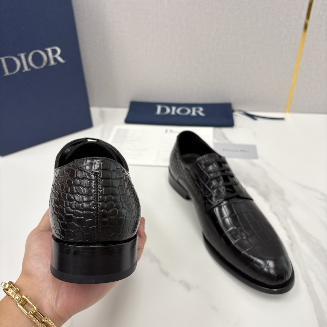 💋💍CD新品 迪～奥 最新款男士正装鞋皮鞋，官方12,500 这款DIOR男士正装皮鞋是高端商务与奢雅格