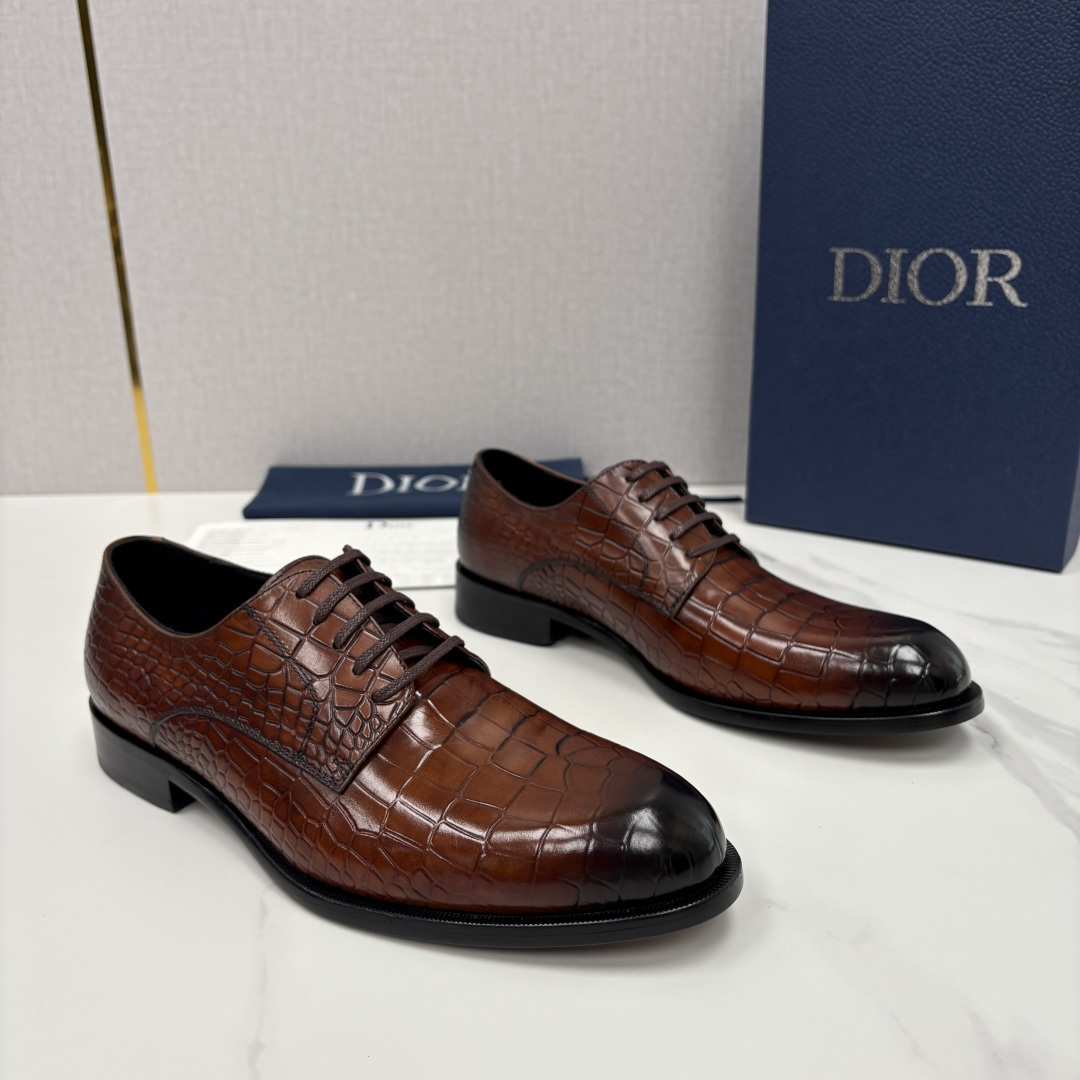 💋💍CD新品 迪～奥 最新款男士正装鞋皮鞋，官方12,500 这款DIOR男士正装皮鞋是高端商务与奢雅格
