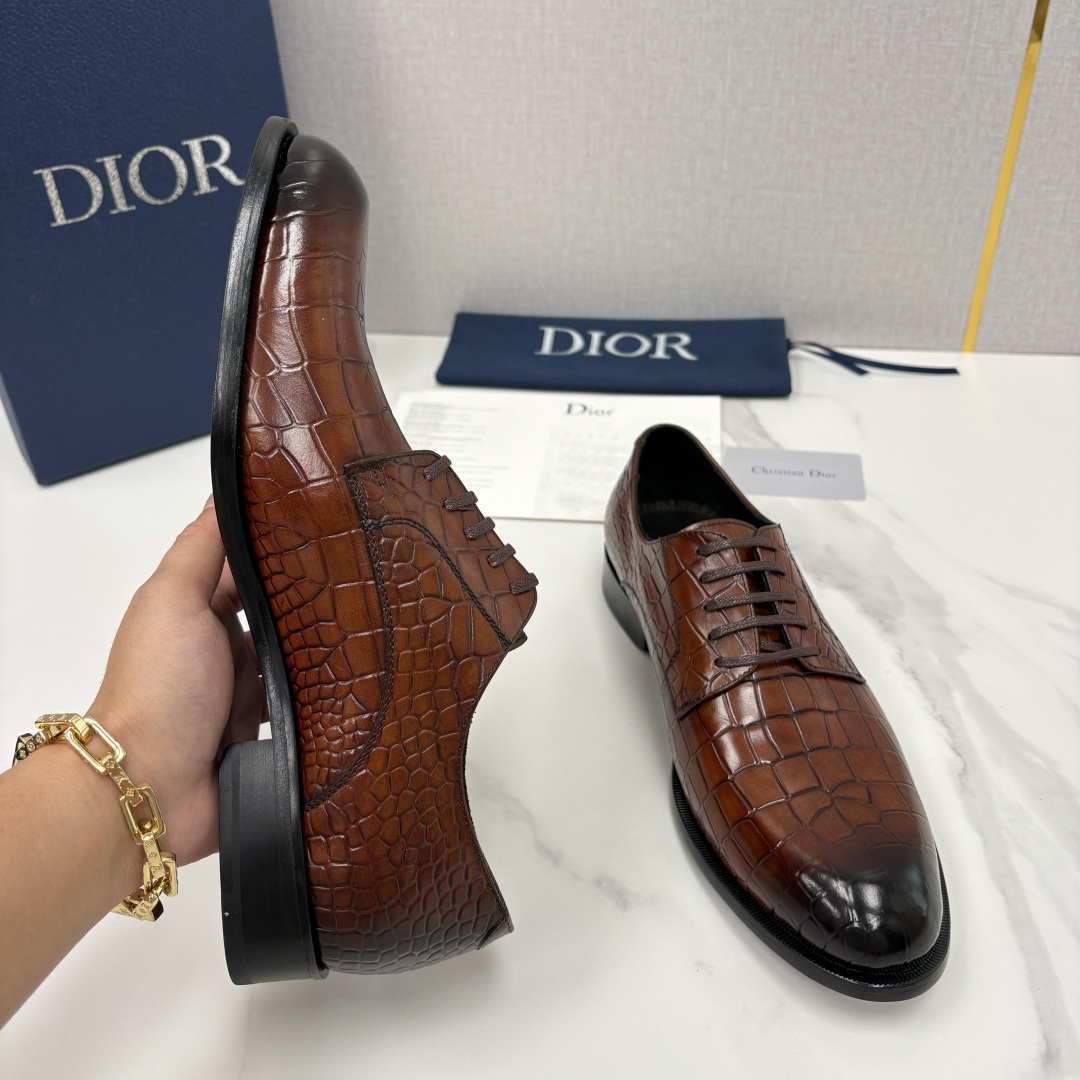 💋💍CD新品 迪～奥 最新款男士正装鞋皮鞋，官方12,500 这款DIOR男士正装皮鞋是高端商务与奢雅格