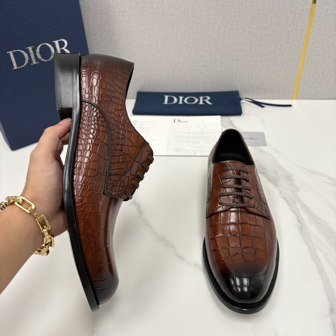 💋💍CD新品 迪～奥 最新款男士正装鞋皮鞋，官方12,500 这款DIOR男士正装皮鞋是高端商务与奢雅格