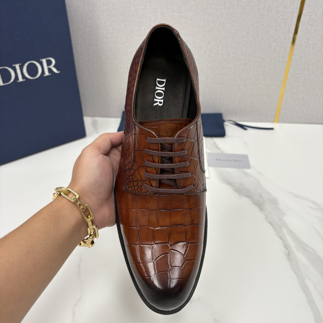 💋💍CD新品 迪～奥 最新款男士正装鞋皮鞋，官方12,500 这款DIOR男士正装皮鞋是高端商务与奢雅格