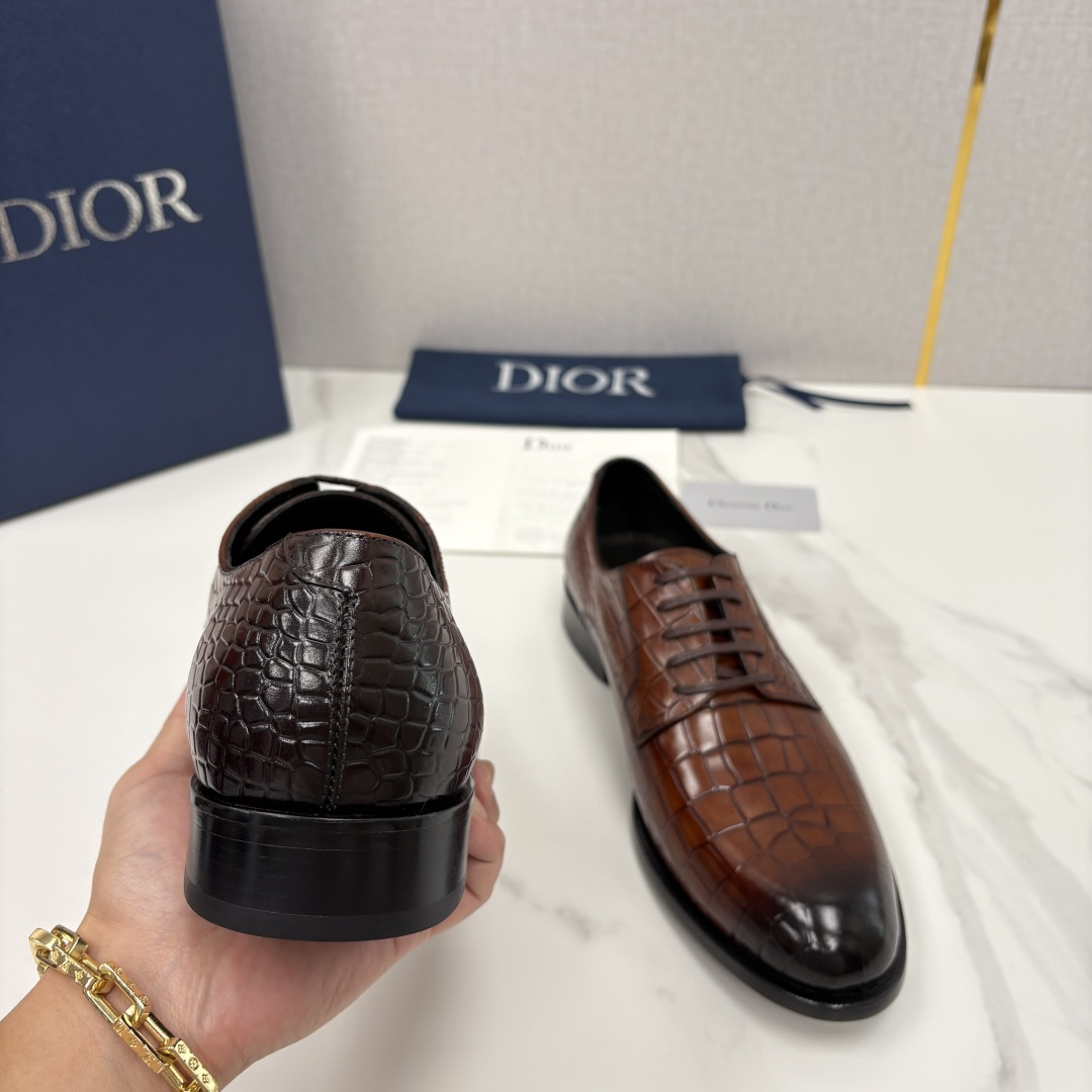 💋💍CD新品 迪～奥 最新款男士正装鞋皮鞋，官方12,500 这款DIOR男士正装皮鞋是高端商务与奢雅格