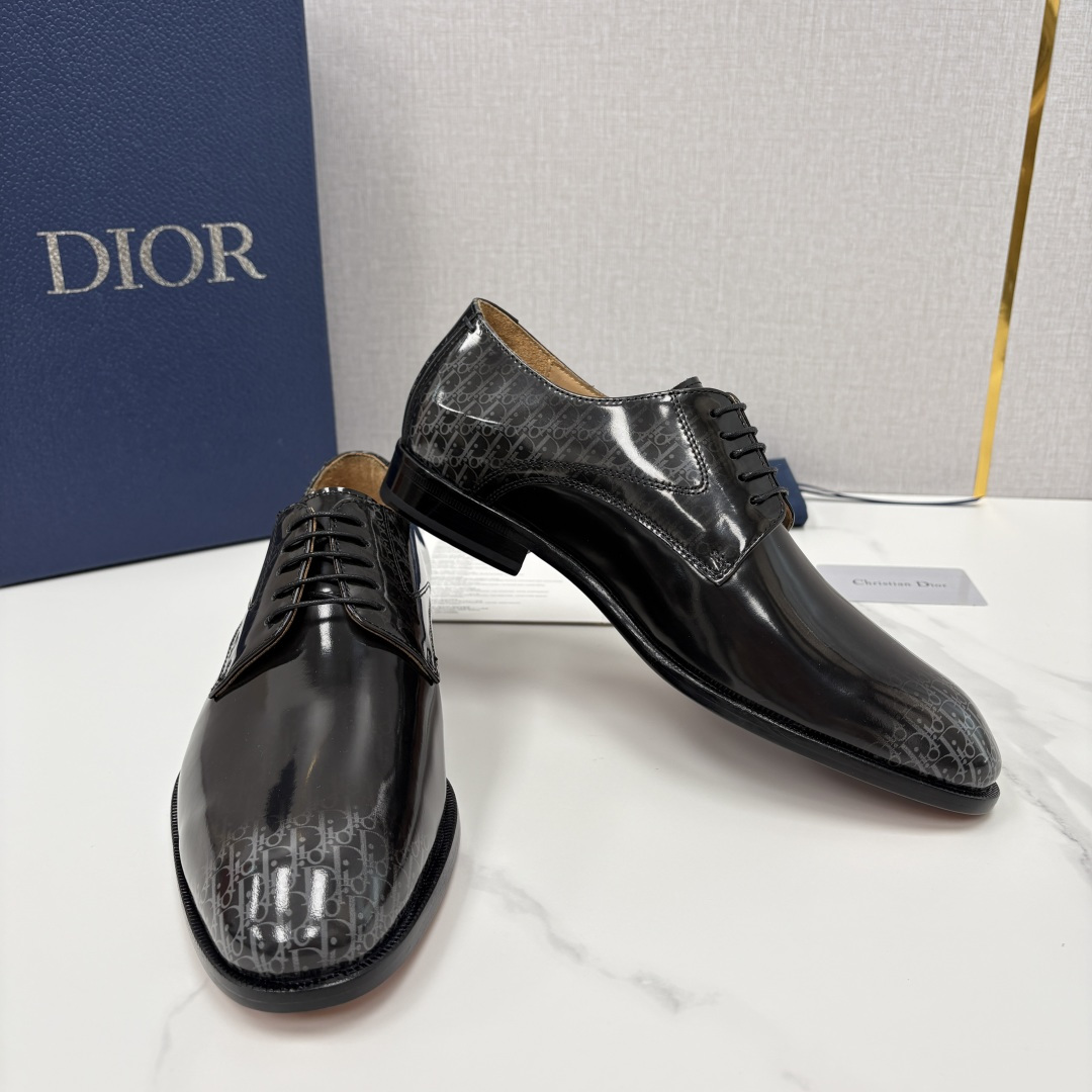 💋💍CD新品 迪～奥 最新款男士正装鞋皮鞋，官方12,500 这款DIOR男士正装皮鞋是奢华质感与绅士格