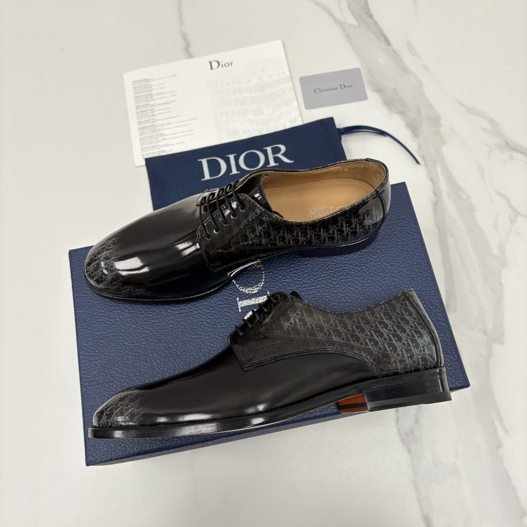 💋💍CD新品 迪～奥 最新款男士正装鞋皮鞋，官方12,500 这款DIOR男士正装皮鞋是奢华质感与绅士格