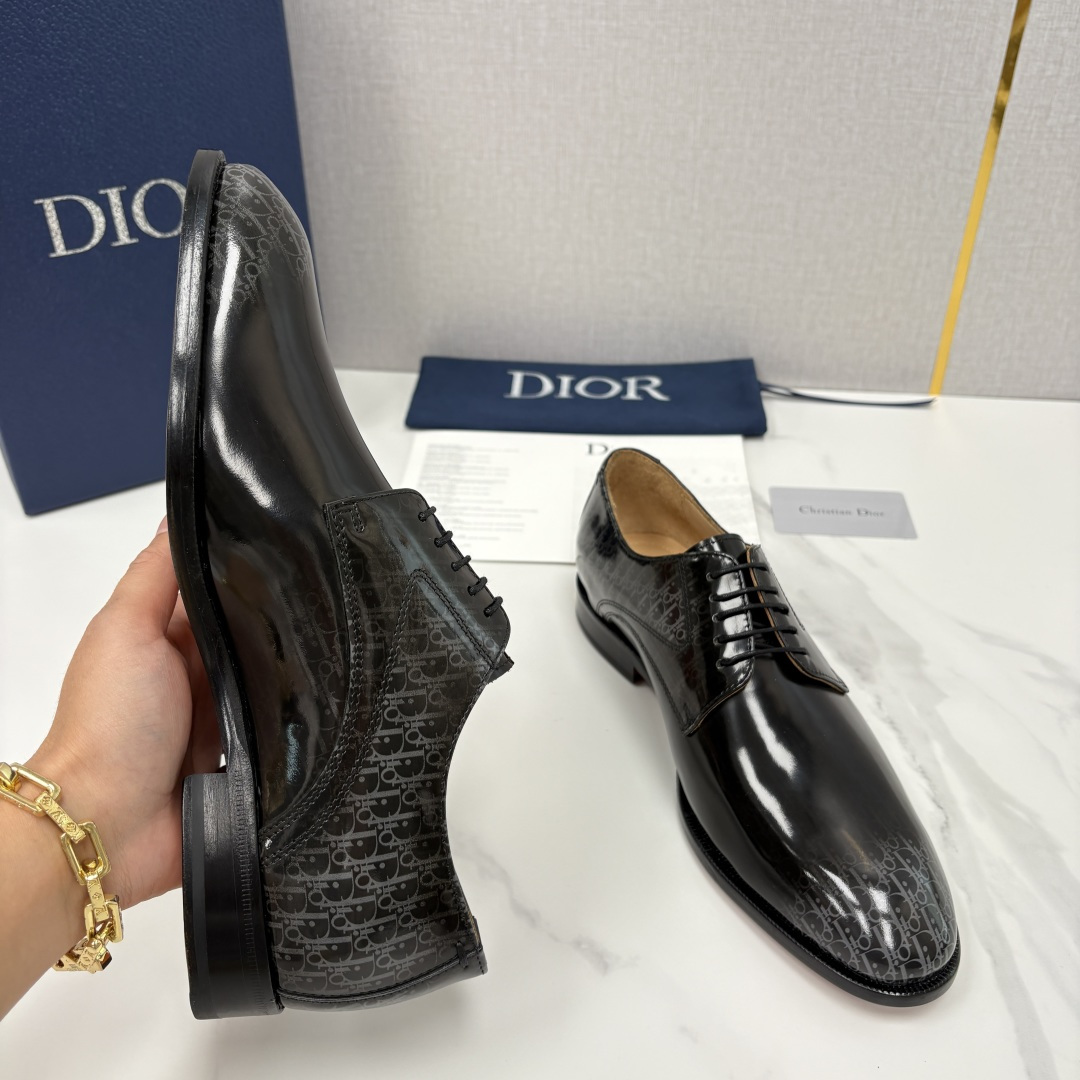 💋💍CD新品 迪～奥 最新款男士正装鞋皮鞋，官方12,500 这款DIOR男士正装皮鞋是奢华质感与绅士格