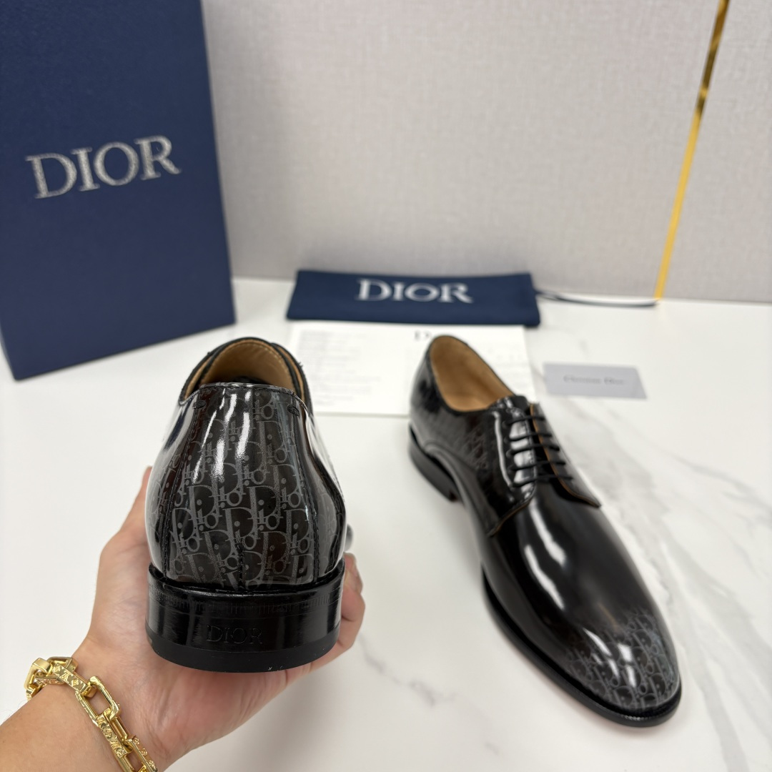 💋💍CD新品 迪～奥 最新款男士正装鞋皮鞋，官方12,500 这款DIOR男士正装皮鞋是奢华质感与绅士格
