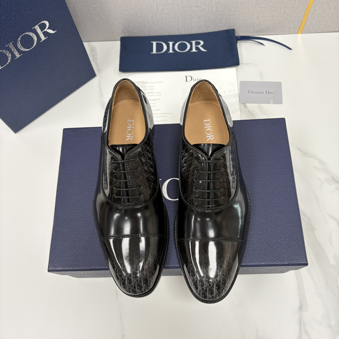 💋💍CD新品 迪～奥 最新款男士正装鞋皮鞋，官方12,500 这款DIOR男士正装皮鞋是奢华质感与绅士格