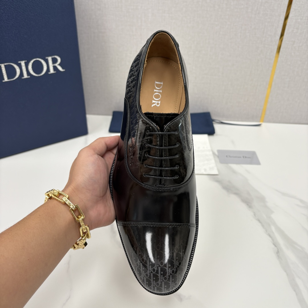 💋💍CD新品 迪～奥 最新款男士正装鞋皮鞋，官方12,500 这款DIOR男士正装皮鞋是奢华质感与绅士格
