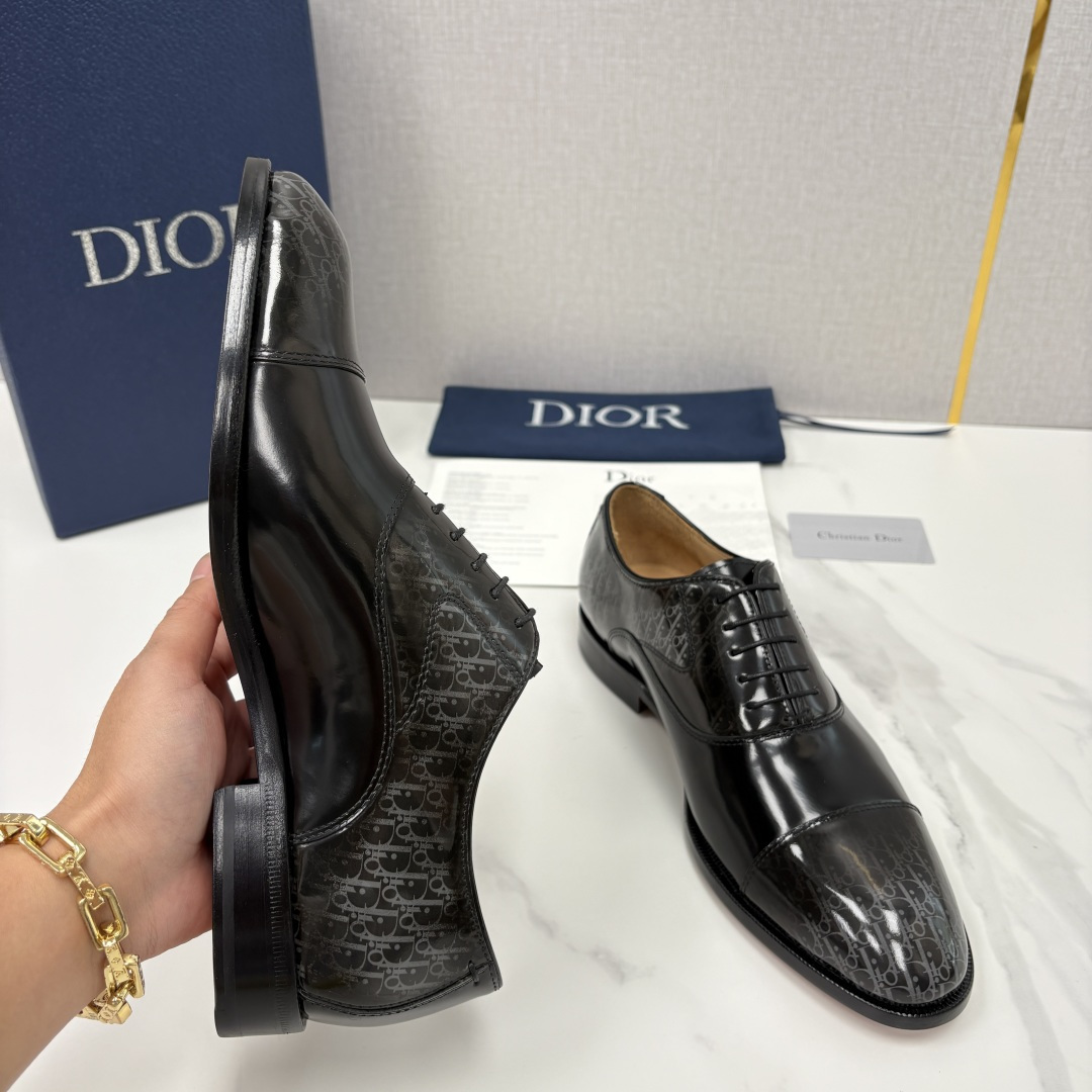 💋💍CD新品 迪～奥 最新款男士正装鞋皮鞋，官方12,500 这款DIOR男士正装皮鞋是奢华质感与绅士格