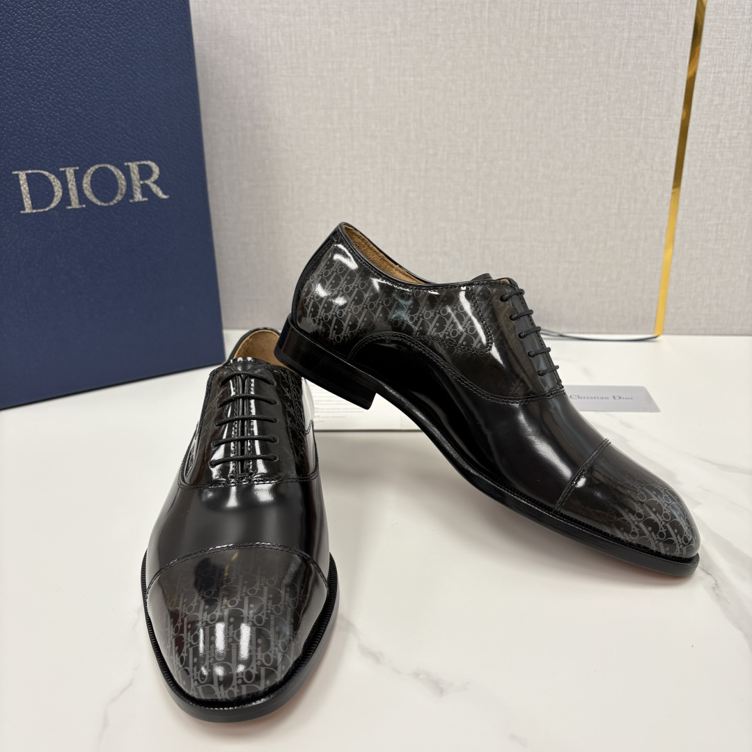 💋💍CD新品 迪～奥 最新款男士正装鞋皮鞋，官方12,500 这款DIOR男士正装皮鞋是奢华质感与绅士格