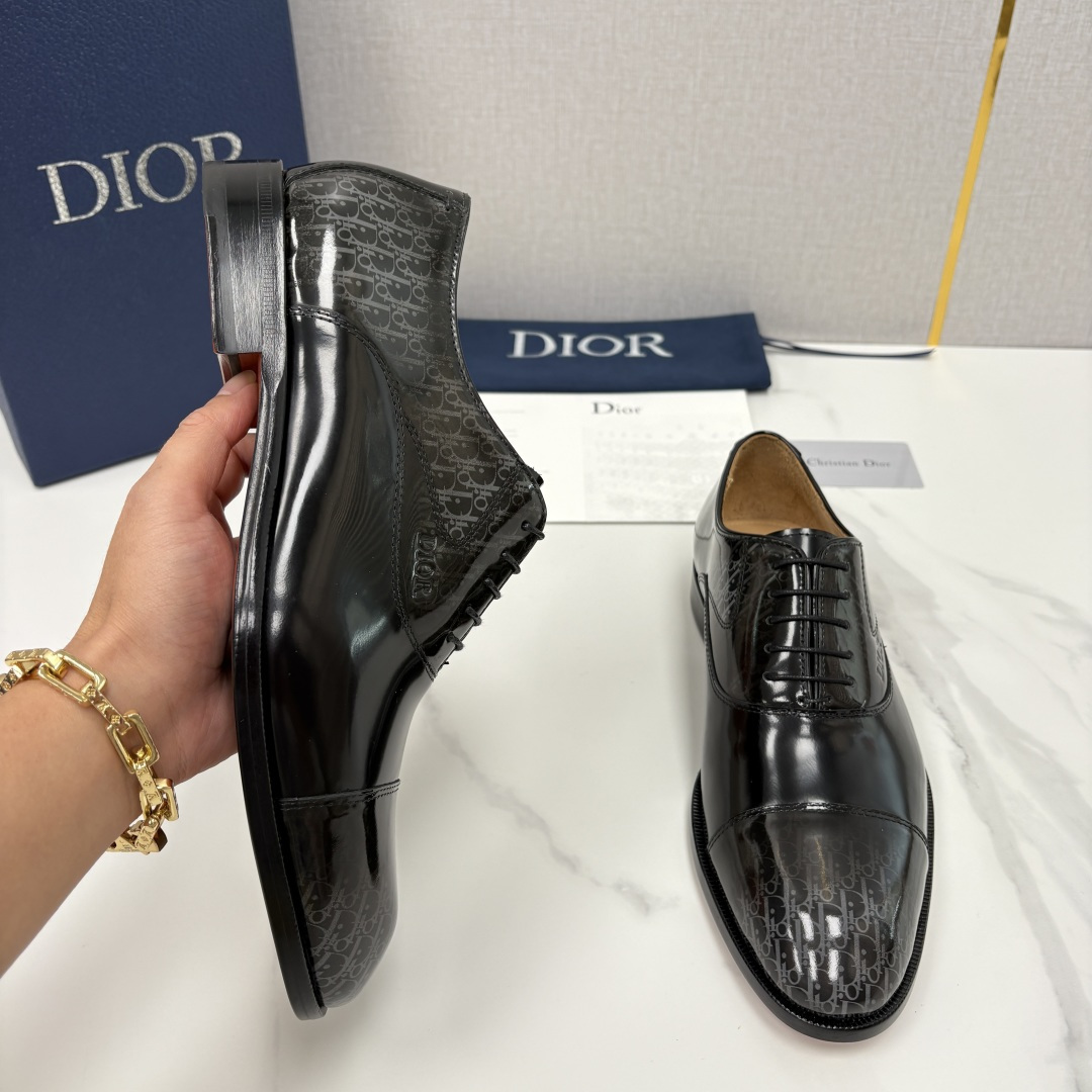 💋💍CD新品 迪～奥 最新款男士正装鞋皮鞋，官方12,500 这款DIOR男士正装皮鞋是奢华质感与绅士格