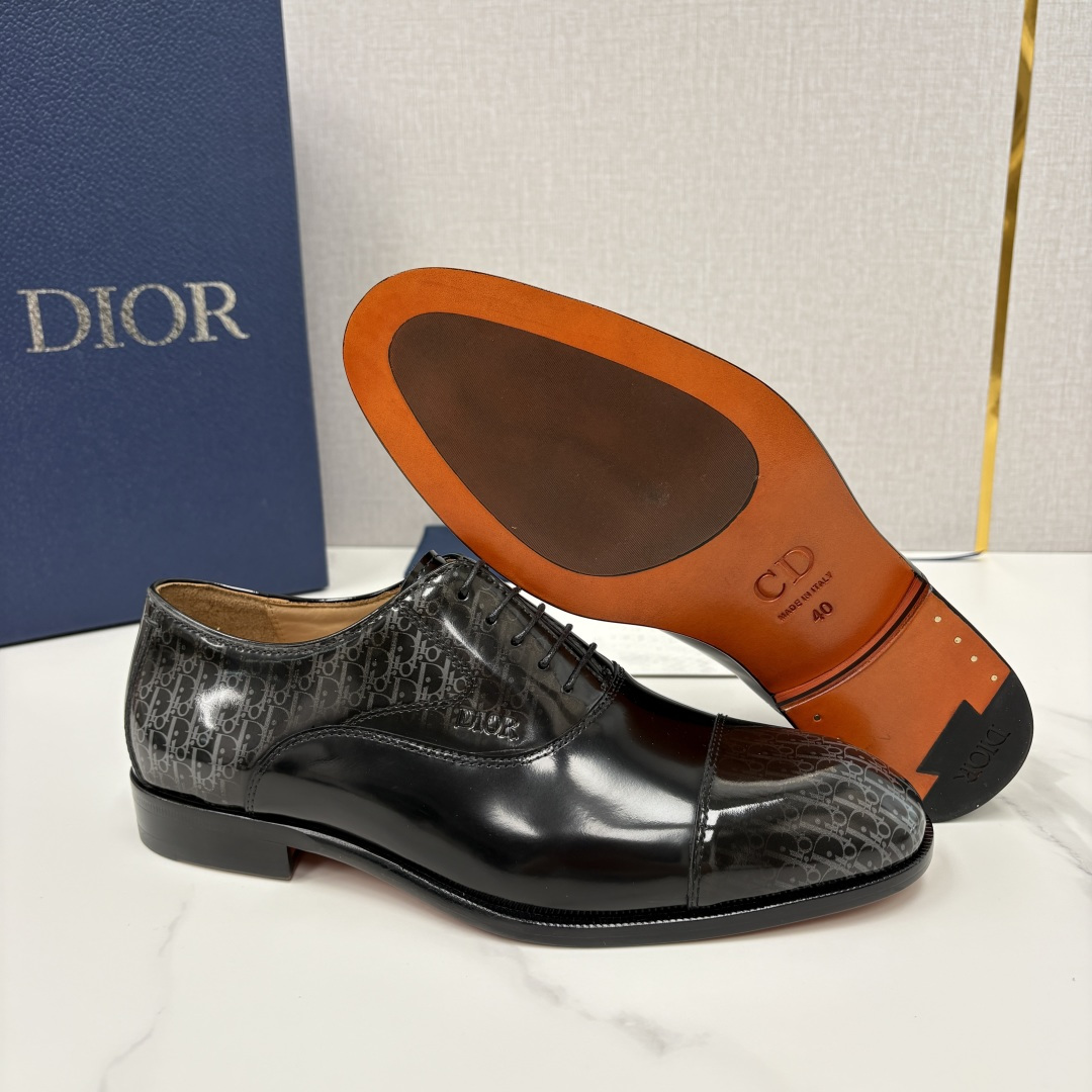 💋💍CD新品 迪～奥 最新款男士正装鞋皮鞋，官方12,500 这款DIOR男士正装皮鞋是奢华质感与绅士格