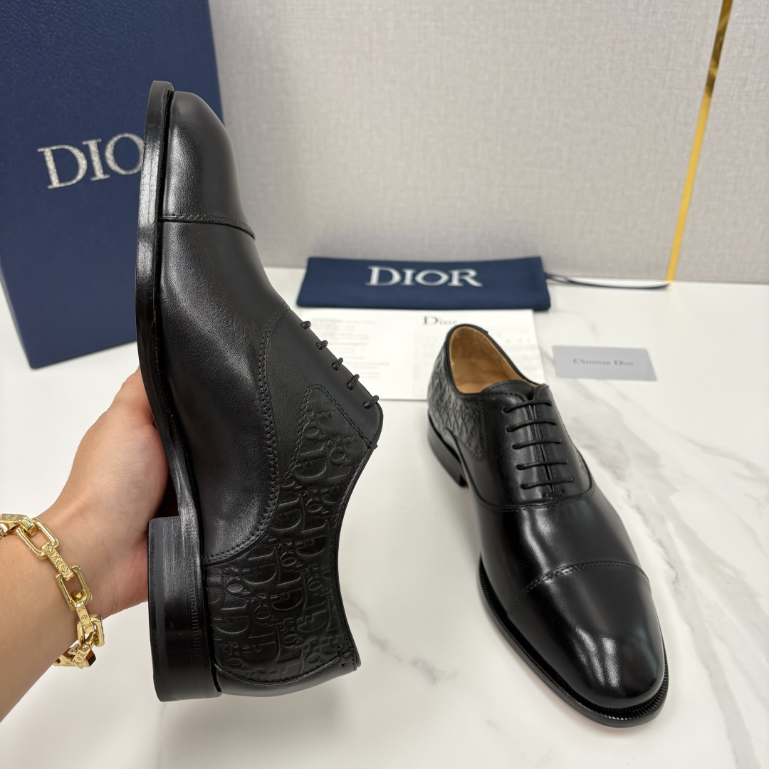 💋💍CD新品 迪～奥 最新款男士正装鞋皮鞋，官方12,500 这款DIOR男士正装皮鞋是奢华质感与绅士格