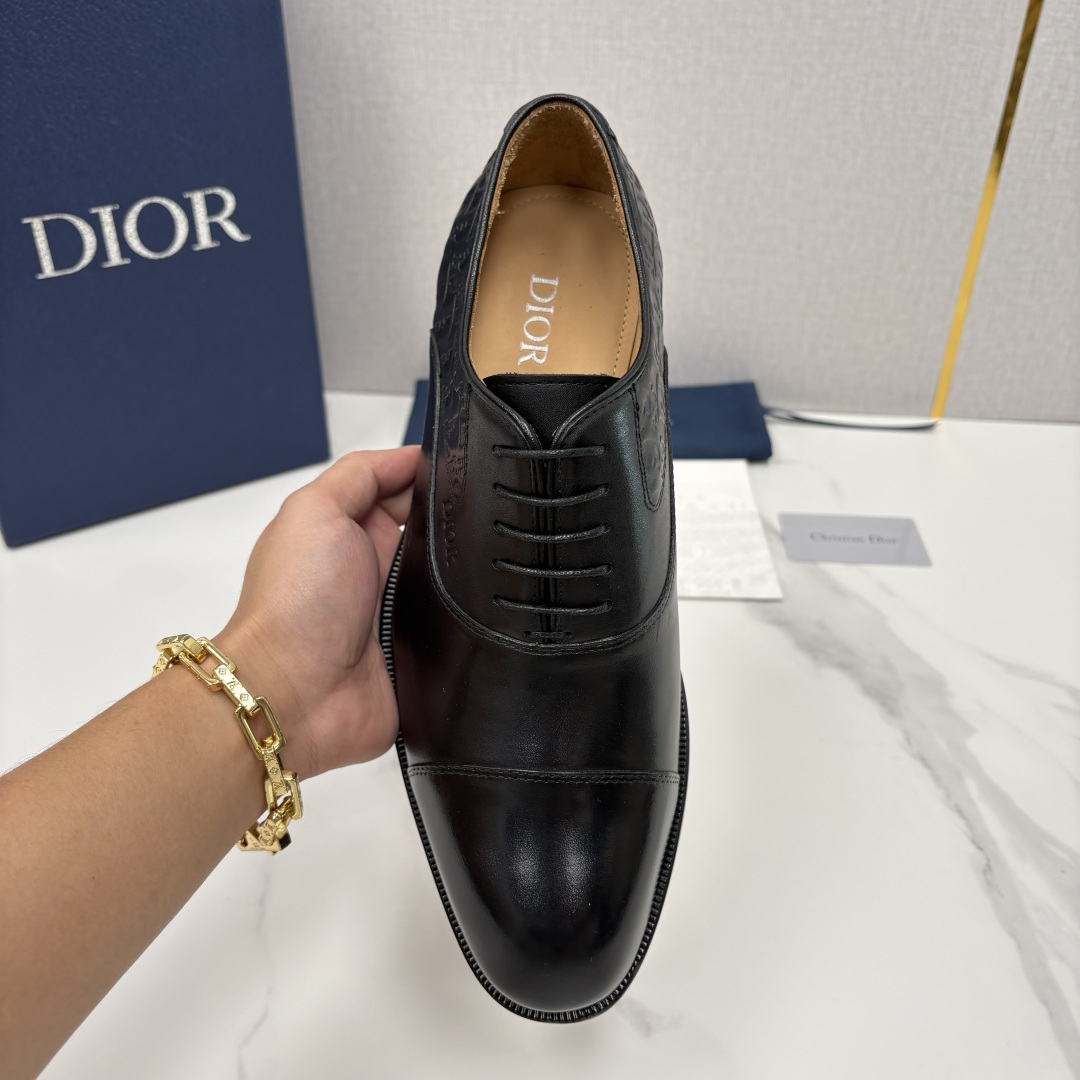 💋💍CD新品 迪～奥 最新款男士正装鞋皮鞋，官方12,500 这款DIOR男士正装皮鞋是奢华质感与绅士格