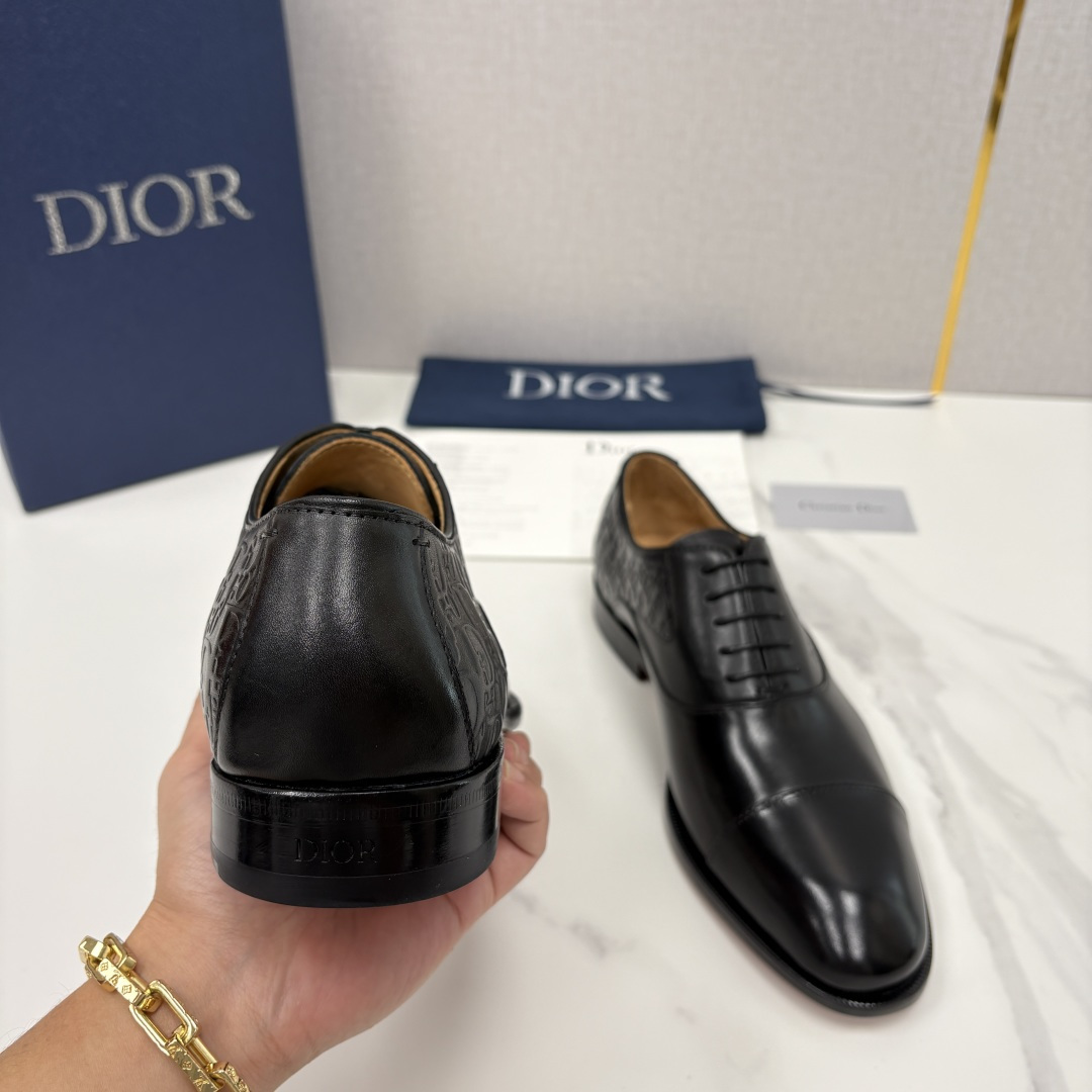 💋💍CD新品 迪～奥 最新款男士正装鞋皮鞋，官方12,500 这款DIOR男士正装皮鞋是奢华质感与绅士格