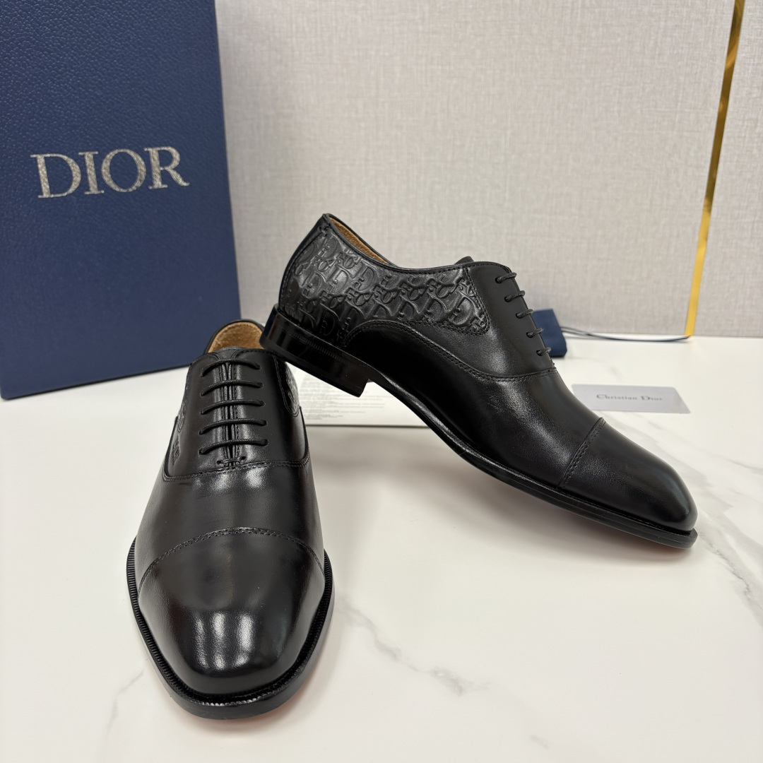 💋💍CD新品 迪～奥 最新款男士正装鞋皮鞋，官方12,500 这款DIOR男士正装皮鞋是奢华质感与绅士格