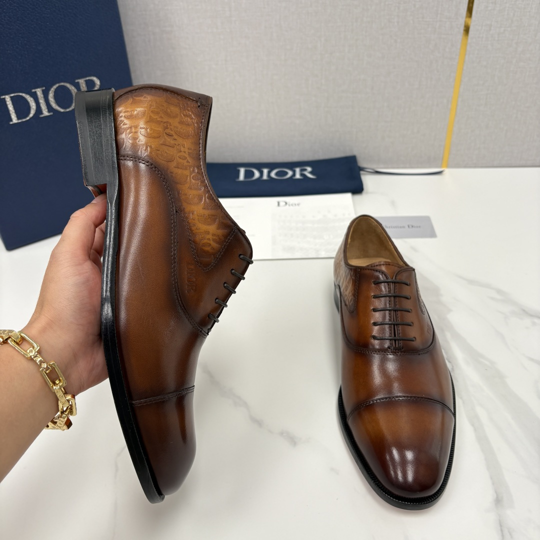 💋💍CD新品 迪～奥 最新款男士正装鞋皮鞋，官方12,500 这款DIOR男士正装皮鞋是奢华质感与绅士格