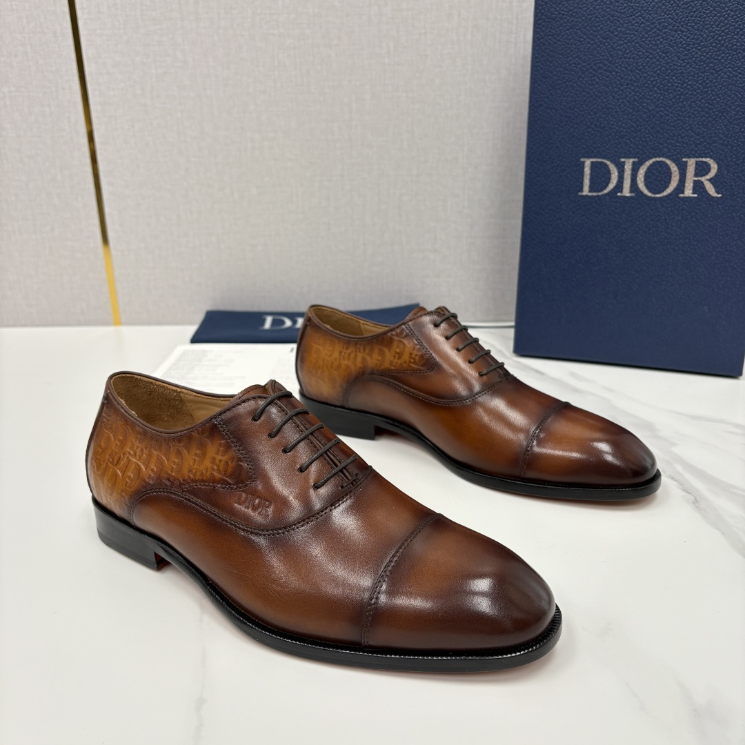 💋💍CD新品 迪～奥 最新款男士正装鞋皮鞋，官方12,500 这款DIOR男士正装皮鞋是奢华质感与绅士格
