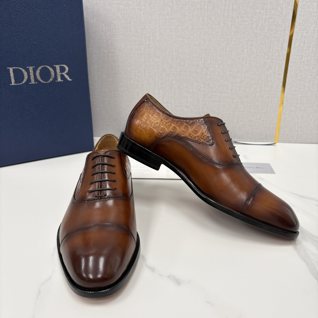 💋💍CD新品 迪～奥 最新款男士正装鞋皮鞋，官方12,500 这款DIOR男士正装皮鞋是奢华质感与绅士格
