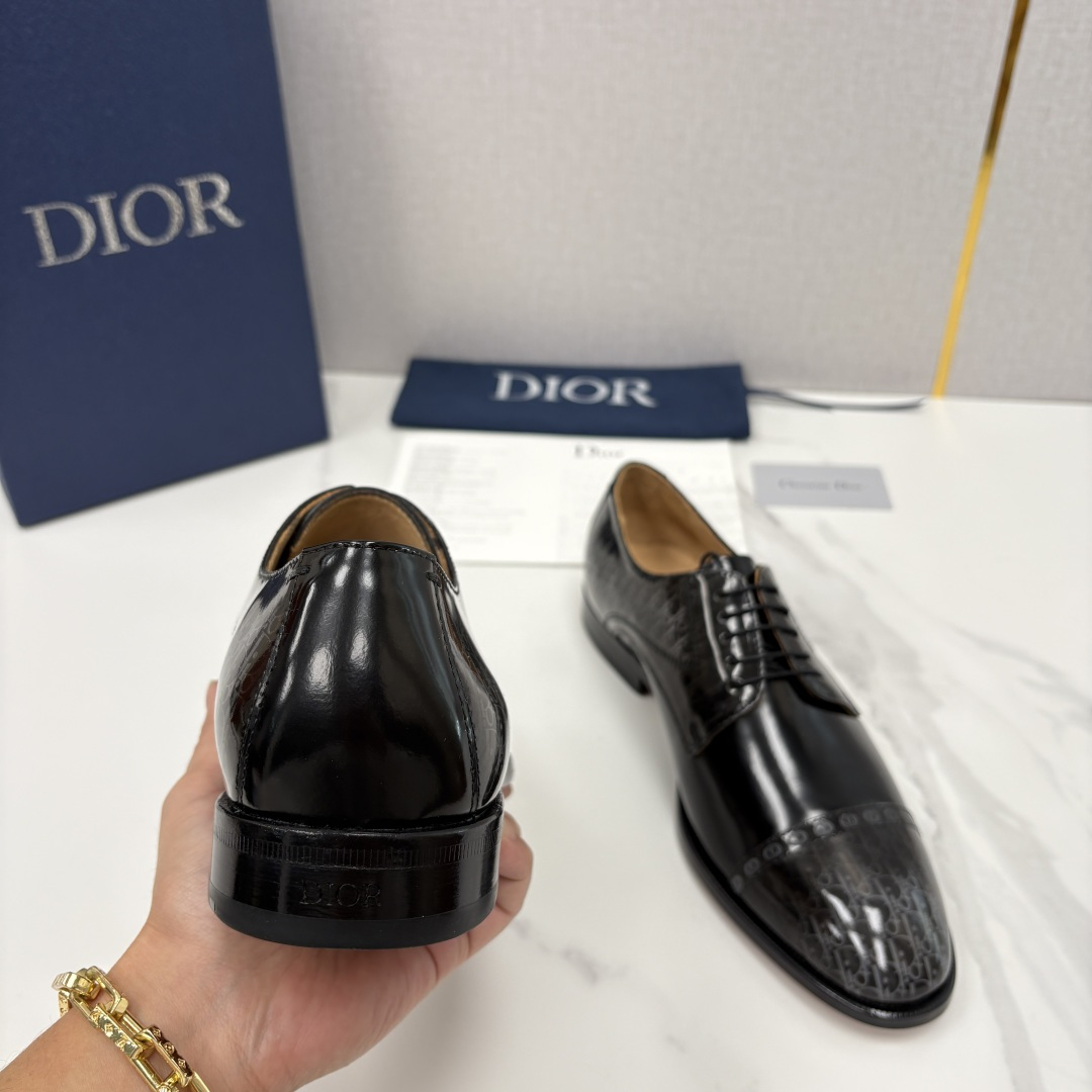 💋💍CD新品 迪～奥 最新款男士正装鞋皮鞋，官方12,500 这款DIOR男士正装皮鞋是奢华质感与绅士格