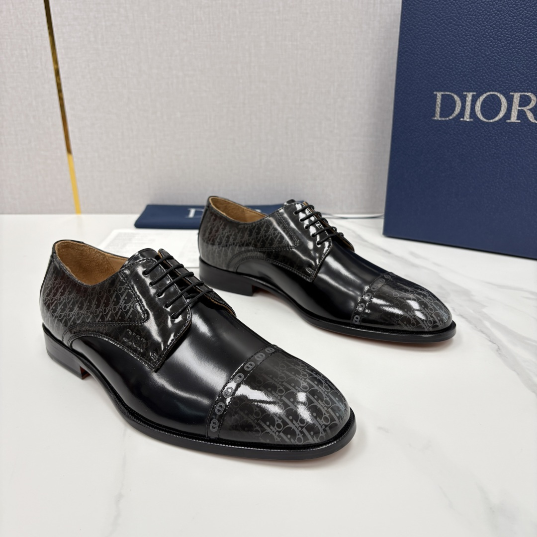 💋💍CD新品 迪～奥 最新款男士正装鞋皮鞋，官方12,500 这款DIOR男士正装皮鞋是奢华质感与绅士格