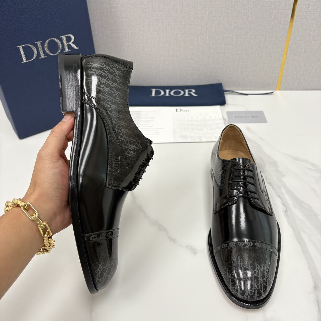 💋💍CD新品 迪～奥 最新款男士正装鞋皮鞋，官方12,500 这款DIOR男士正装皮鞋是奢华质感与绅士格
