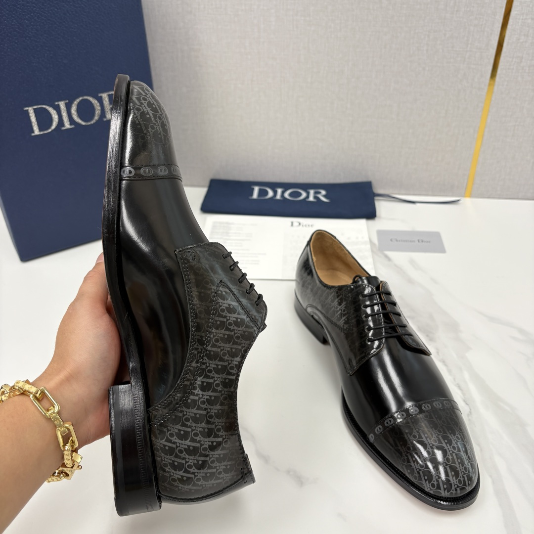 💋💍CD新品 迪～奥 最新款男士正装鞋皮鞋，官方12,500 这款DIOR男士正装皮鞋是奢华质感与绅士格