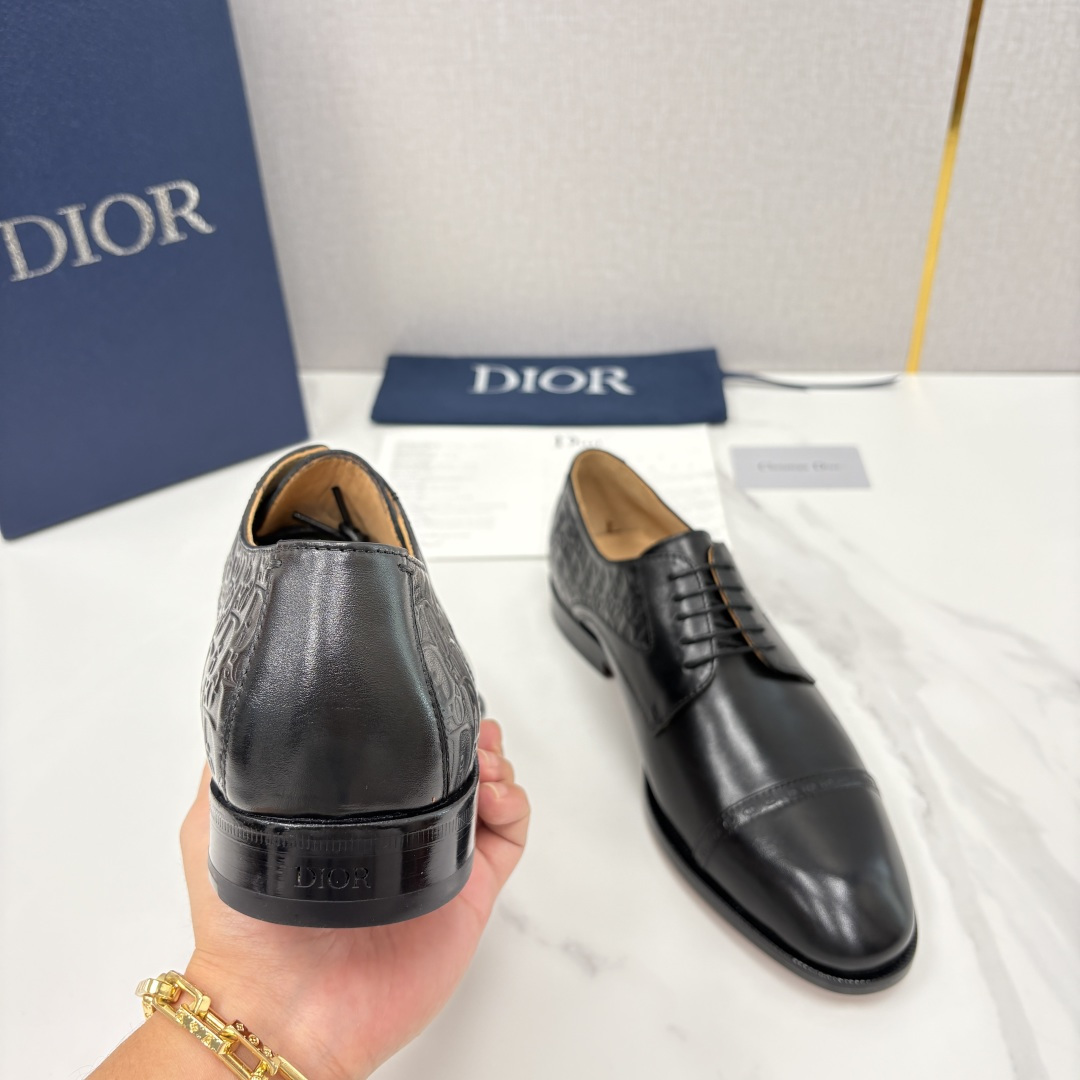 💋💍CD新品 迪～奥 最新款男士正装鞋皮鞋，官方12,500 这款DIOR男士正装皮鞋是奢华质感与绅士格