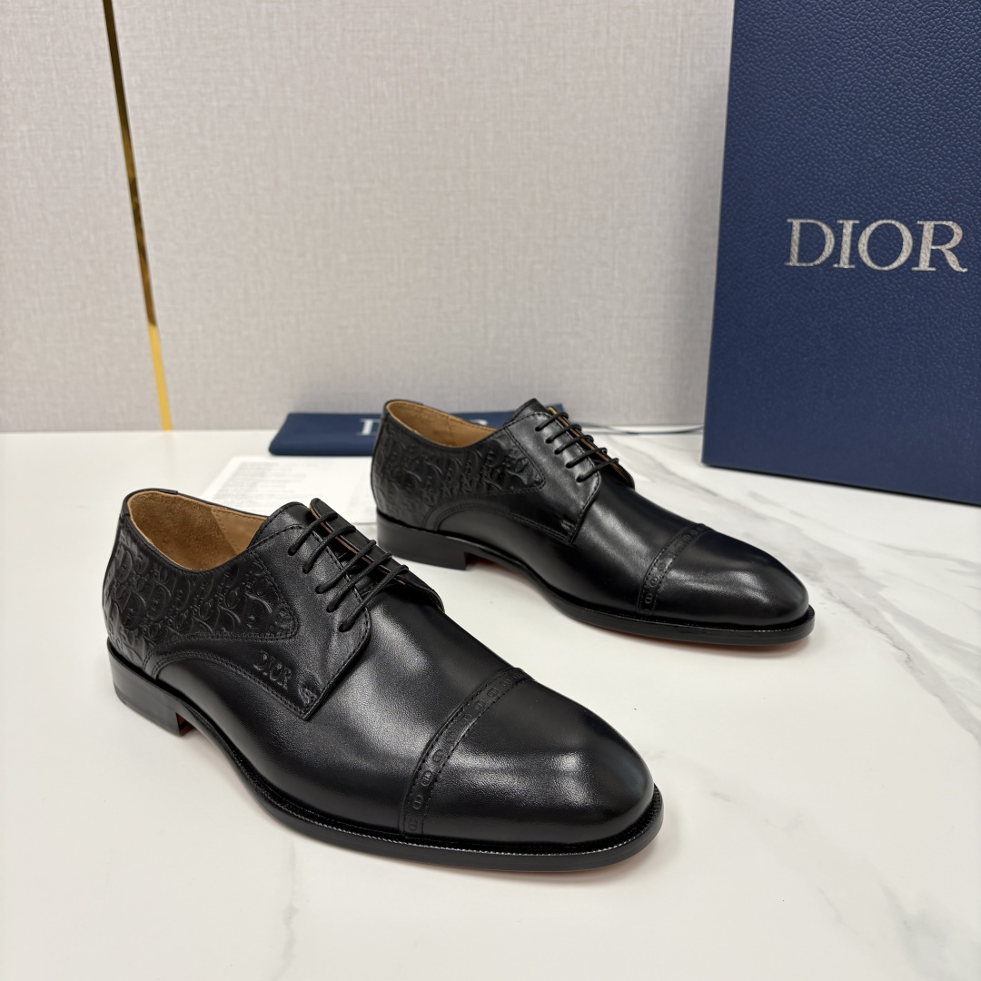 💋💍CD新品 迪～奥 最新款男士正装鞋皮鞋，官方12,500 这款DIOR男士正装皮鞋是奢华质感与绅士格