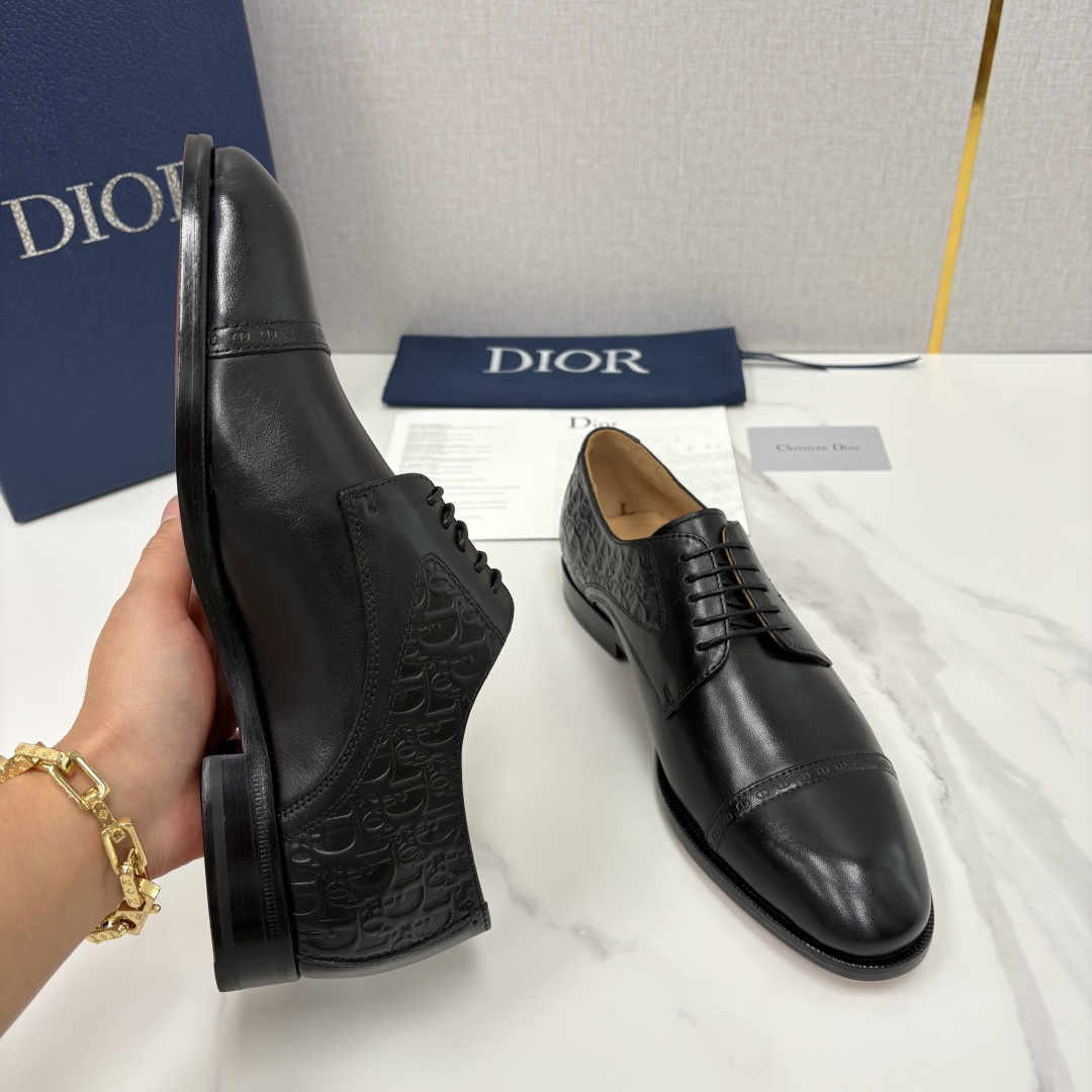 💋💍CD新品 迪～奥 最新款男士正装鞋皮鞋，官方12,500 这款DIOR男士正装皮鞋是奢华质感与绅士格
