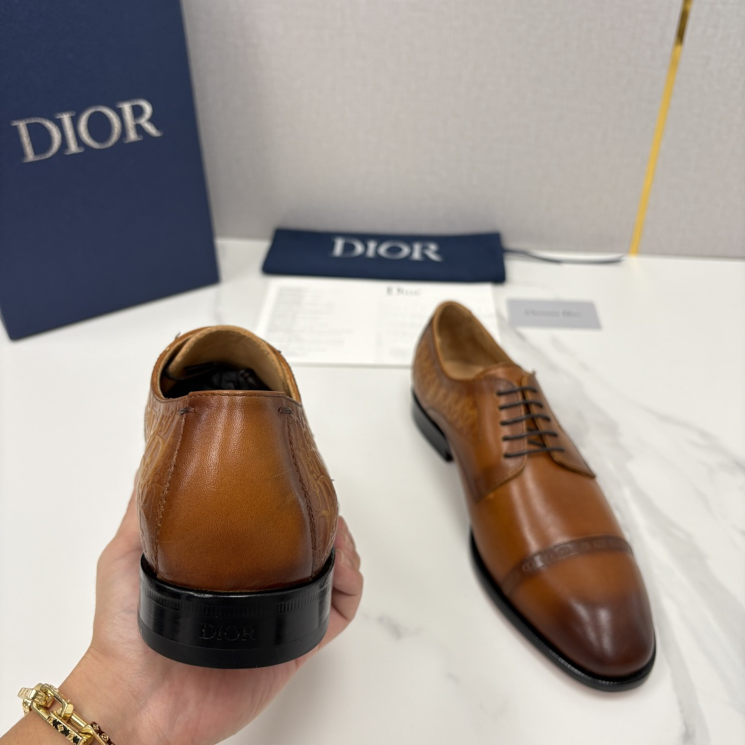 💋💍CD新品 迪～奥 最新款男士正装鞋皮鞋，官方12,500 这款DIOR男士正装皮鞋是奢华质感与绅士格