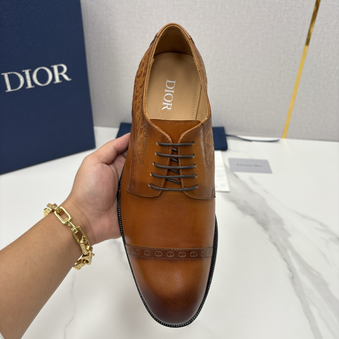 💋💍CD新品 迪～奥 最新款男士正装鞋皮鞋，官方12,500 这款DIOR男士正装皮鞋是奢华质感与绅士格