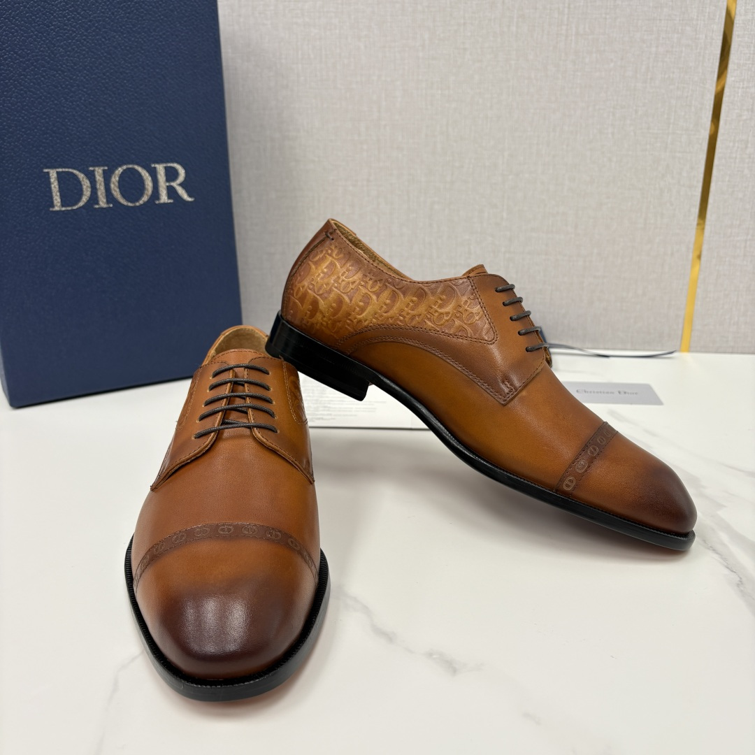 💋💍CD新品 迪～奥 最新款男士正装鞋皮鞋，官方12,500 这款DIOR男士正装皮鞋是奢华质感与绅士格