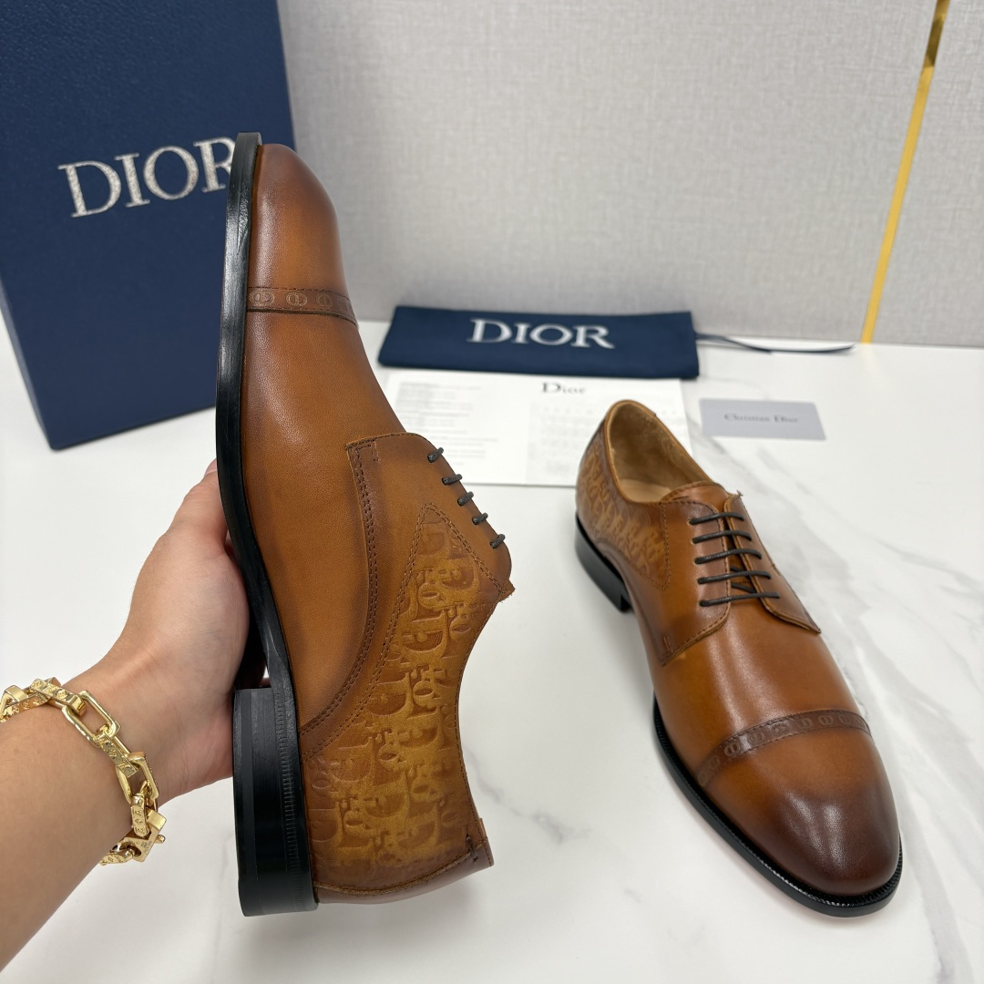 💋💍CD新品 迪～奥 最新款男士正装鞋皮鞋，官方12,500 这款DIOR男士正装皮鞋是奢华质感与绅士格