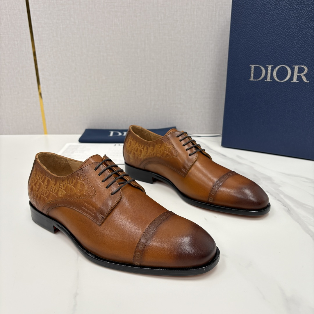 💋💍CD新品 迪～奥 最新款男士正装鞋皮鞋，官方12,500 这款DIOR男士正装皮鞋是奢华质感与绅士格