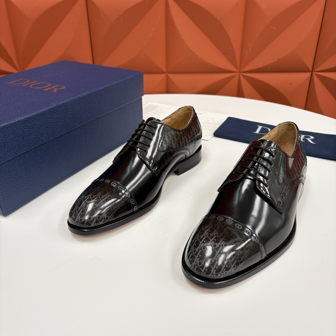 💋💍CD新品 迪～奥 最新款男士正装鞋皮鞋，官方12,500 这款DIOR男士正装皮鞋是奢华质感与绅士格