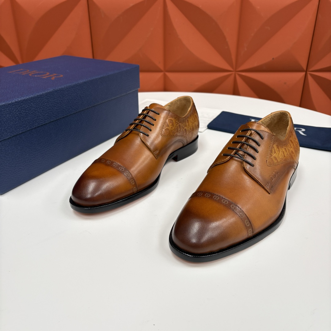 💋💍CD新品 迪～奥 最新款男士正装鞋皮鞋，官方12,500 这款DIOR男士正装皮鞋是奢华质感与绅士格