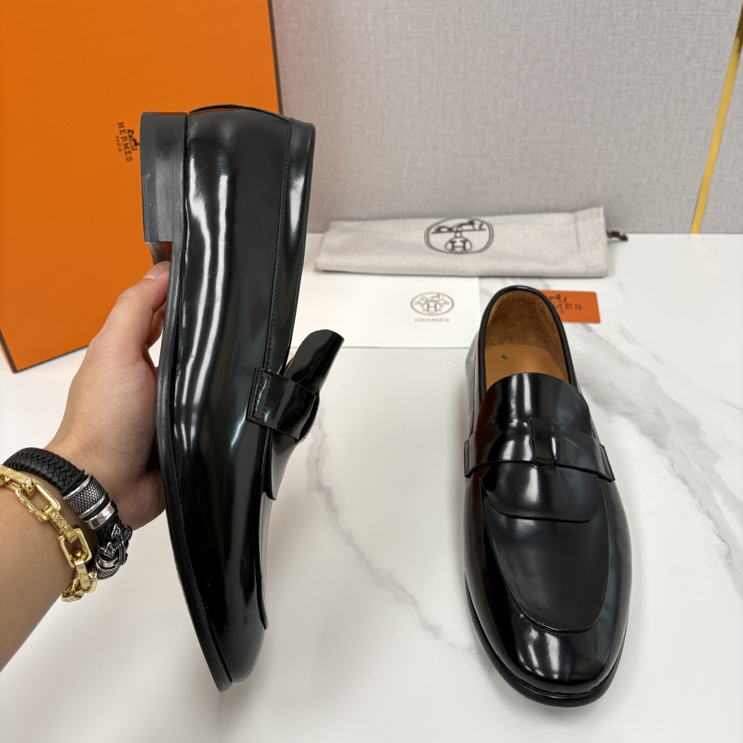 💋💍 H家 爱马-仕 新品男士乐福鞋皮鞋 官方 10,300 这双男士便士乐福鞋是品牌经典鞋型的标杆之作