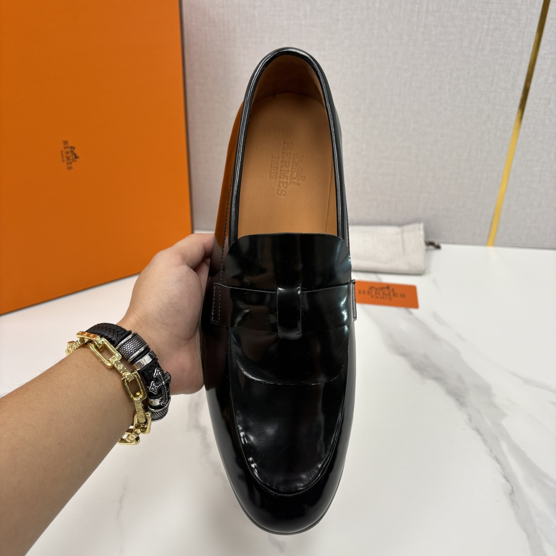 💋💍 H家 爱马-仕 新品男士乐福鞋皮鞋 官方 10,300 这双男士便士乐福鞋是品牌经典鞋型的标杆之作