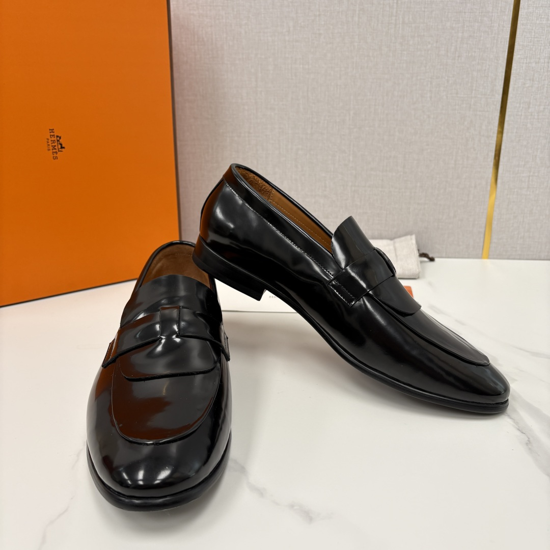 💋💍 H家 爱马-仕 新品男士乐福鞋皮鞋 官方 10,300 这双男士便士乐福鞋是品牌经典鞋型的标杆之作