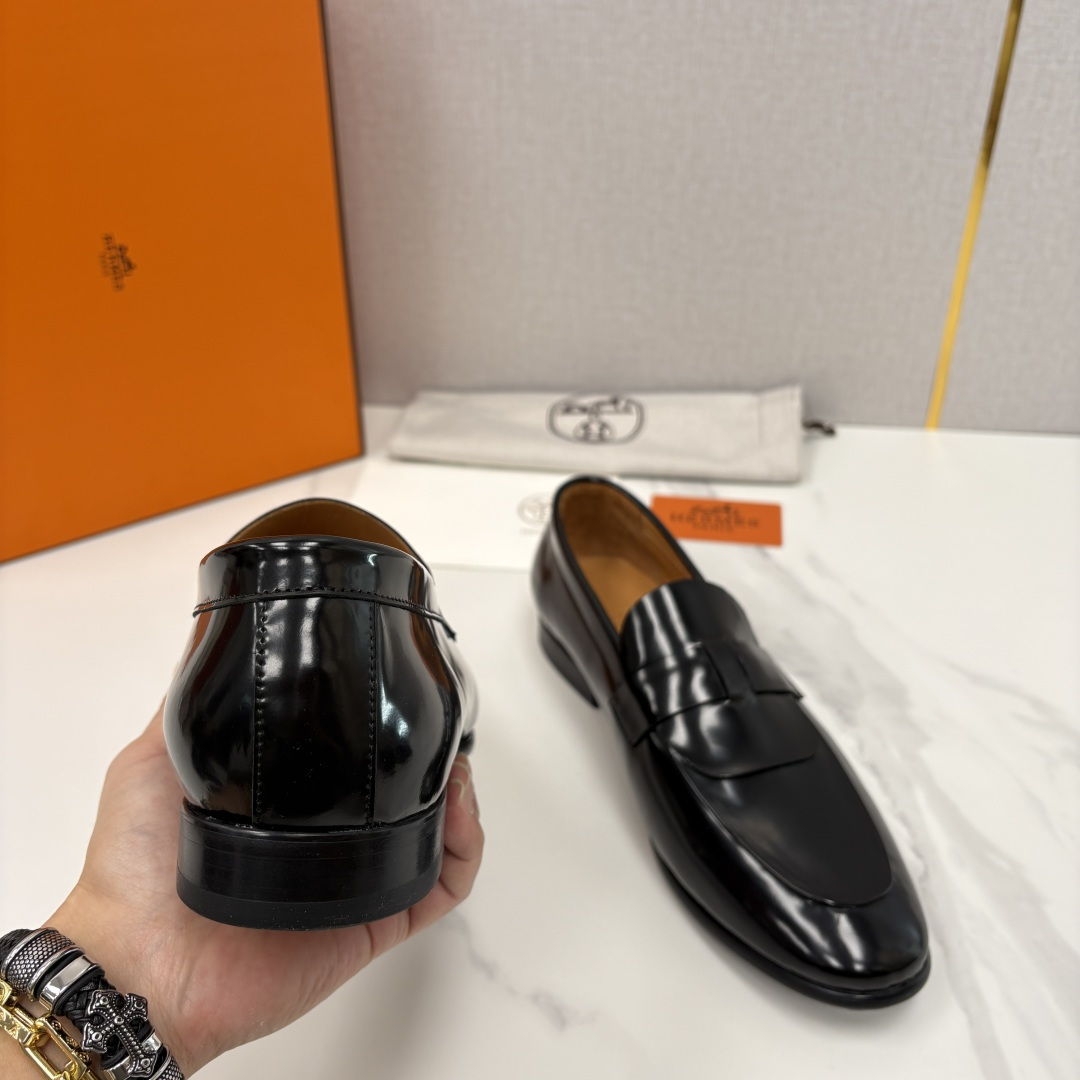 💋💍 H家 爱马-仕 新品男士乐福鞋皮鞋 官方 10,300 这双男士便士乐福鞋是品牌经典鞋型的标杆之作