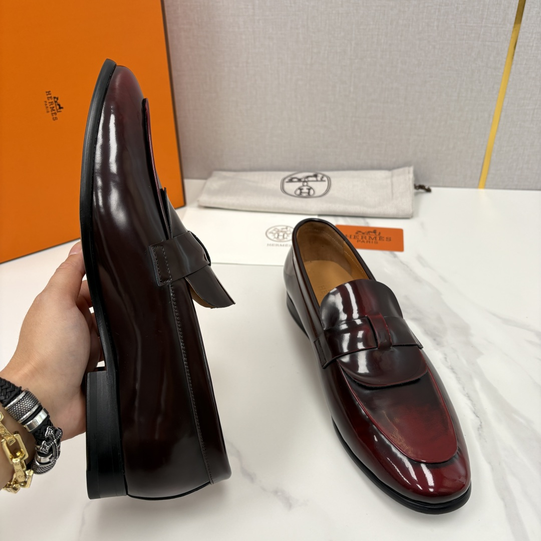 💋💍 H家 爱马-仕 新品男士乐福鞋皮鞋 官方 10,300 这双男士便士乐福鞋是品牌经典鞋型的标杆之作