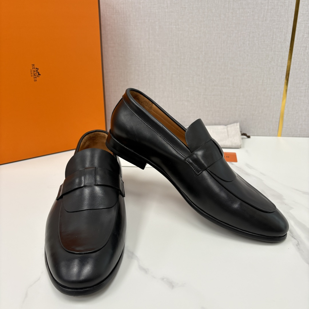 💋💍 H家 爱马-仕 新品男士乐福鞋皮鞋 官方 10,300 这双男士便士乐福鞋是品牌经典鞋型的标杆之作