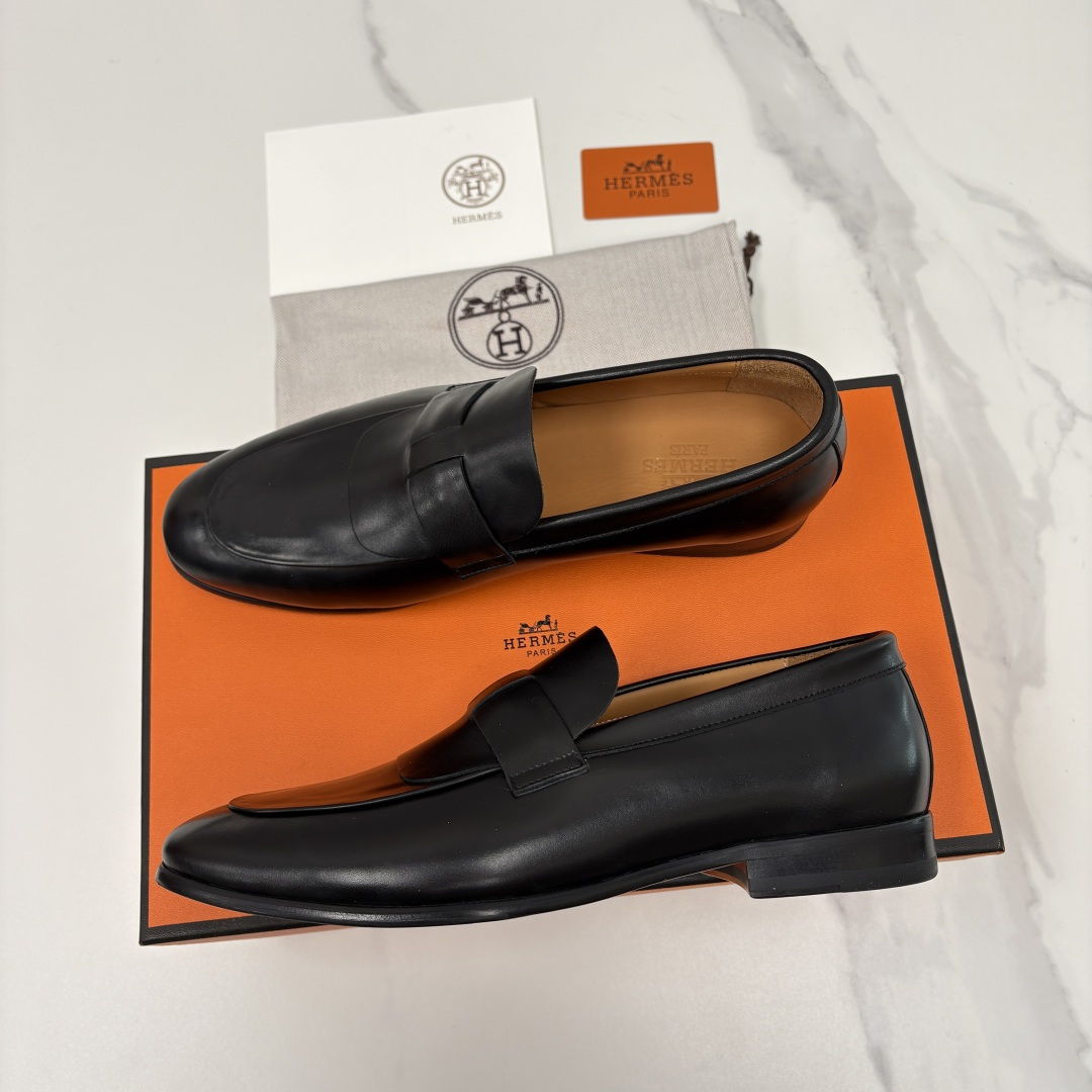 💋💍 H家 爱马-仕 新品男士乐福鞋皮鞋 官方 10,300 这双男士便士乐福鞋是品牌经典鞋型的标杆之作