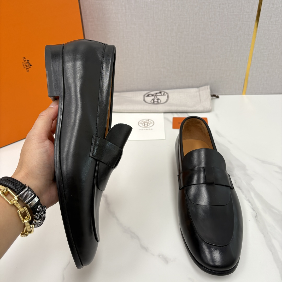 💋💍 H家 爱马-仕 新品男士乐福鞋皮鞋 官方 10,300 这双男士便士乐福鞋是品牌经典鞋型的标杆之作