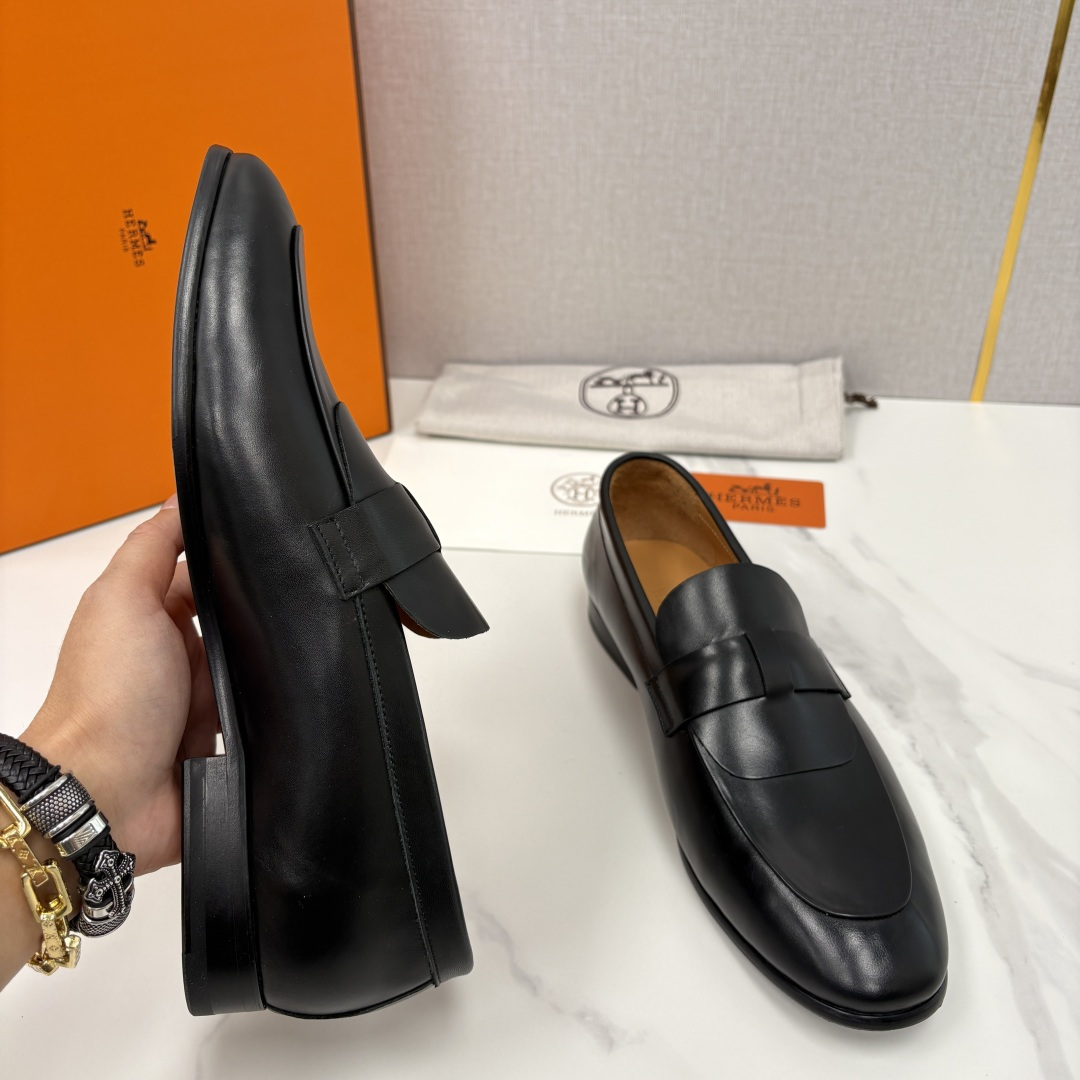 💋💍 H家 爱马-仕 新品男士乐福鞋皮鞋 官方 10,300 这双男士便士乐福鞋是品牌经典鞋型的标杆之作