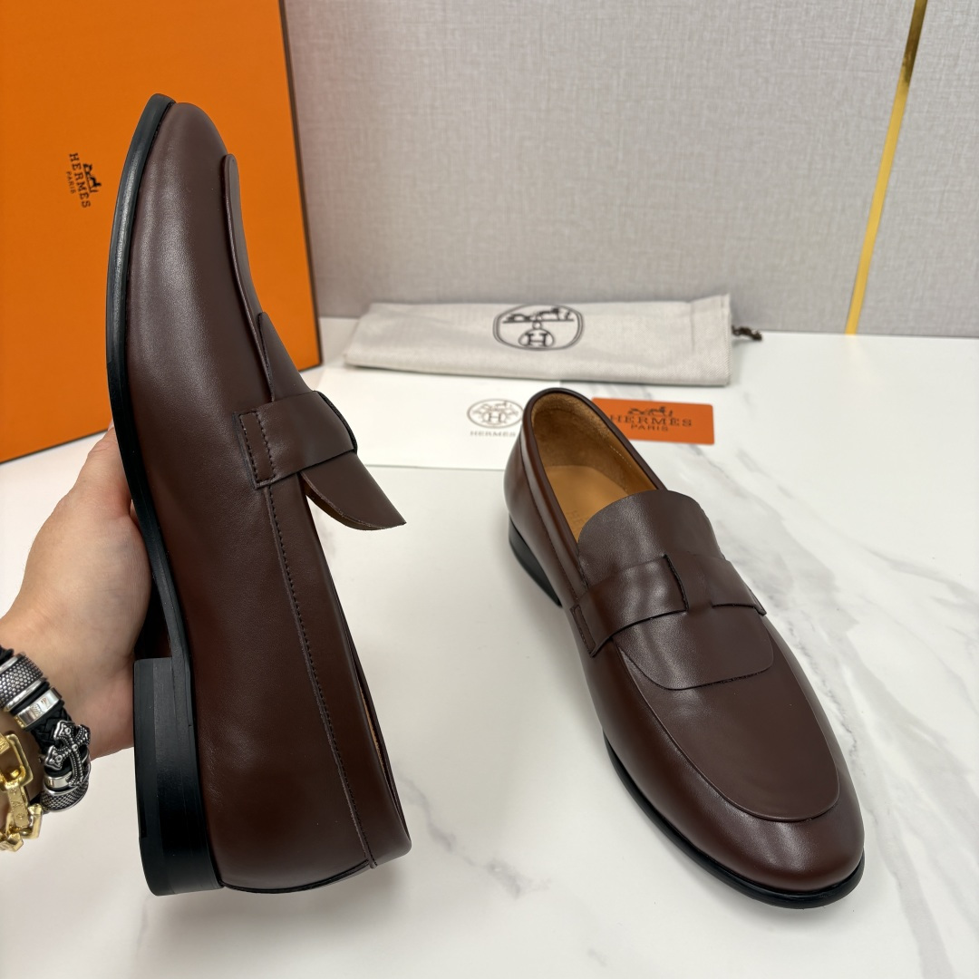 💋💍 H家 爱马-仕 新品男士乐福鞋皮鞋 官方 10,300 这双男士便士乐福鞋是品牌经典鞋型的标杆之作