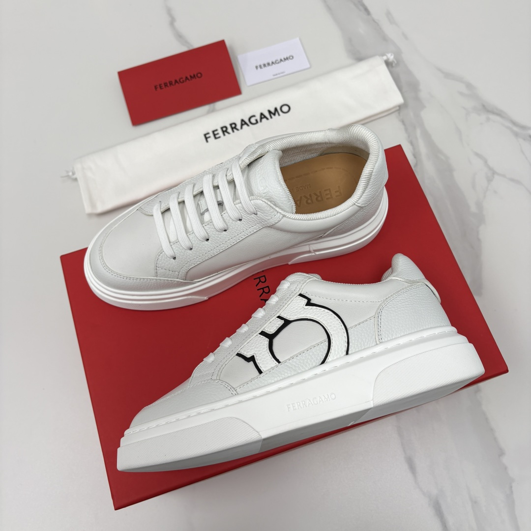 💋💍SF 菲拉～ 新款异型嵌饰休闲鞋板鞋 官方 7,300 这款休闲鞋风格低调，多元素拼接撞色设计搭配 