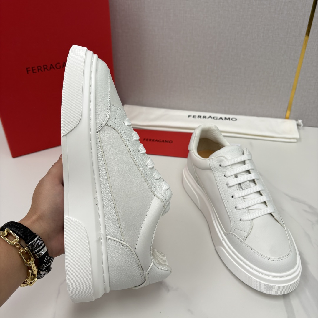 💋💍SF 菲拉～ 新款异型嵌饰休闲鞋板鞋 官方 7,300 这款休闲鞋风格低调，多元素拼接撞色设计搭配 