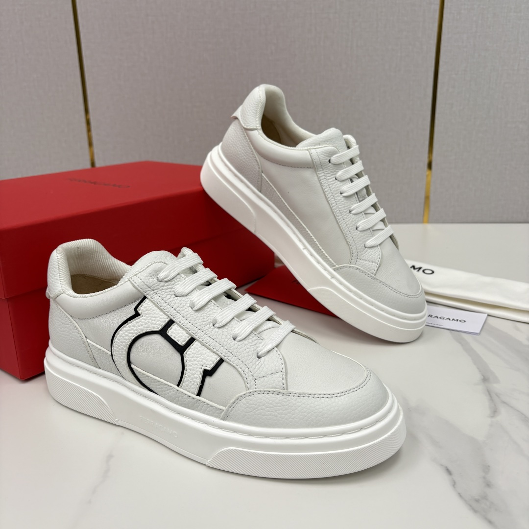 💋💍SF 菲拉～ 新款异型嵌饰休闲鞋板鞋 官方 7,300 这款休闲鞋风格低调，多元素拼接撞色设计搭配 